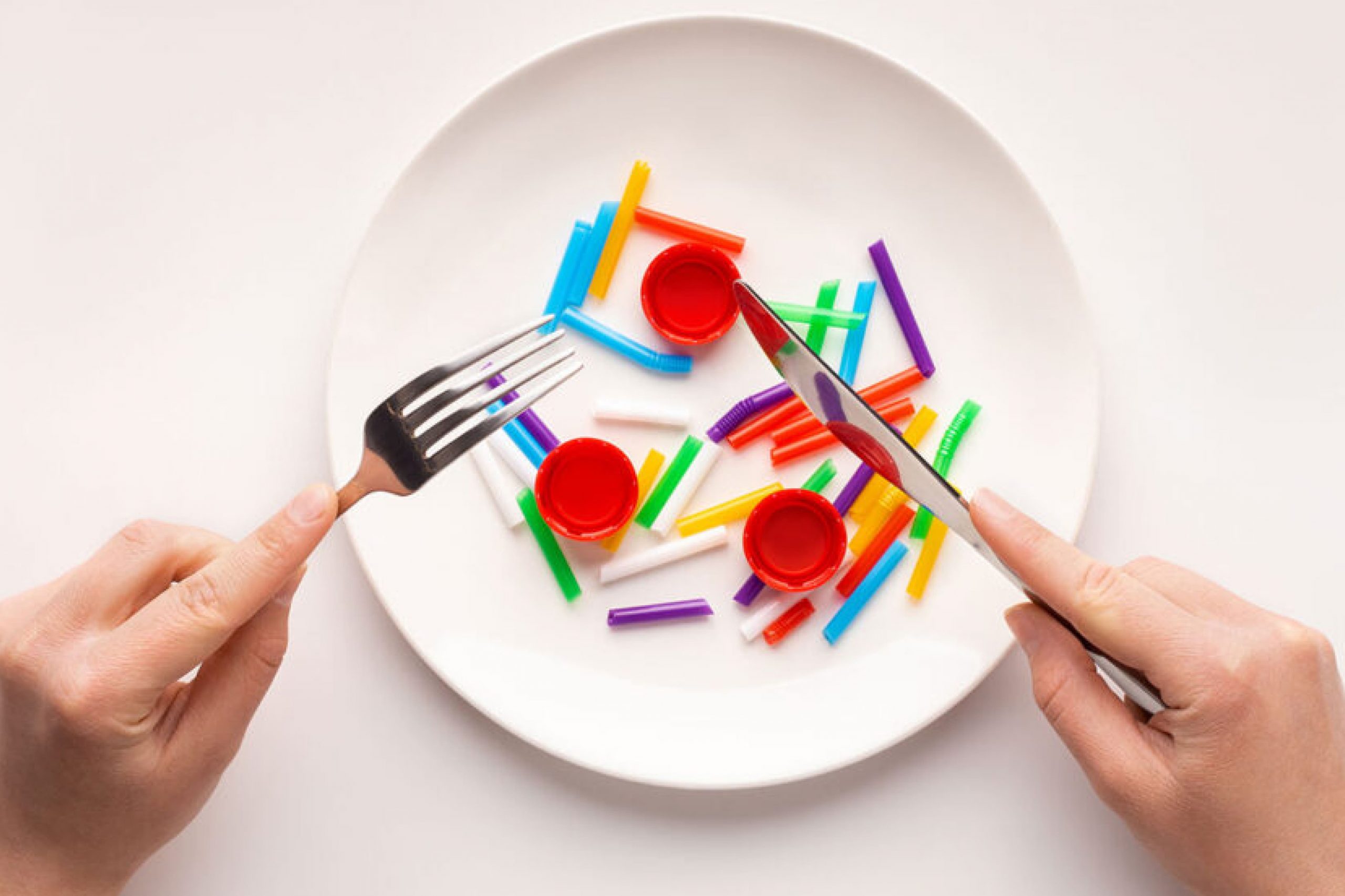  Plastique dans les aliments : vous en consommez sans le savoir, découvrez-le maintenant !