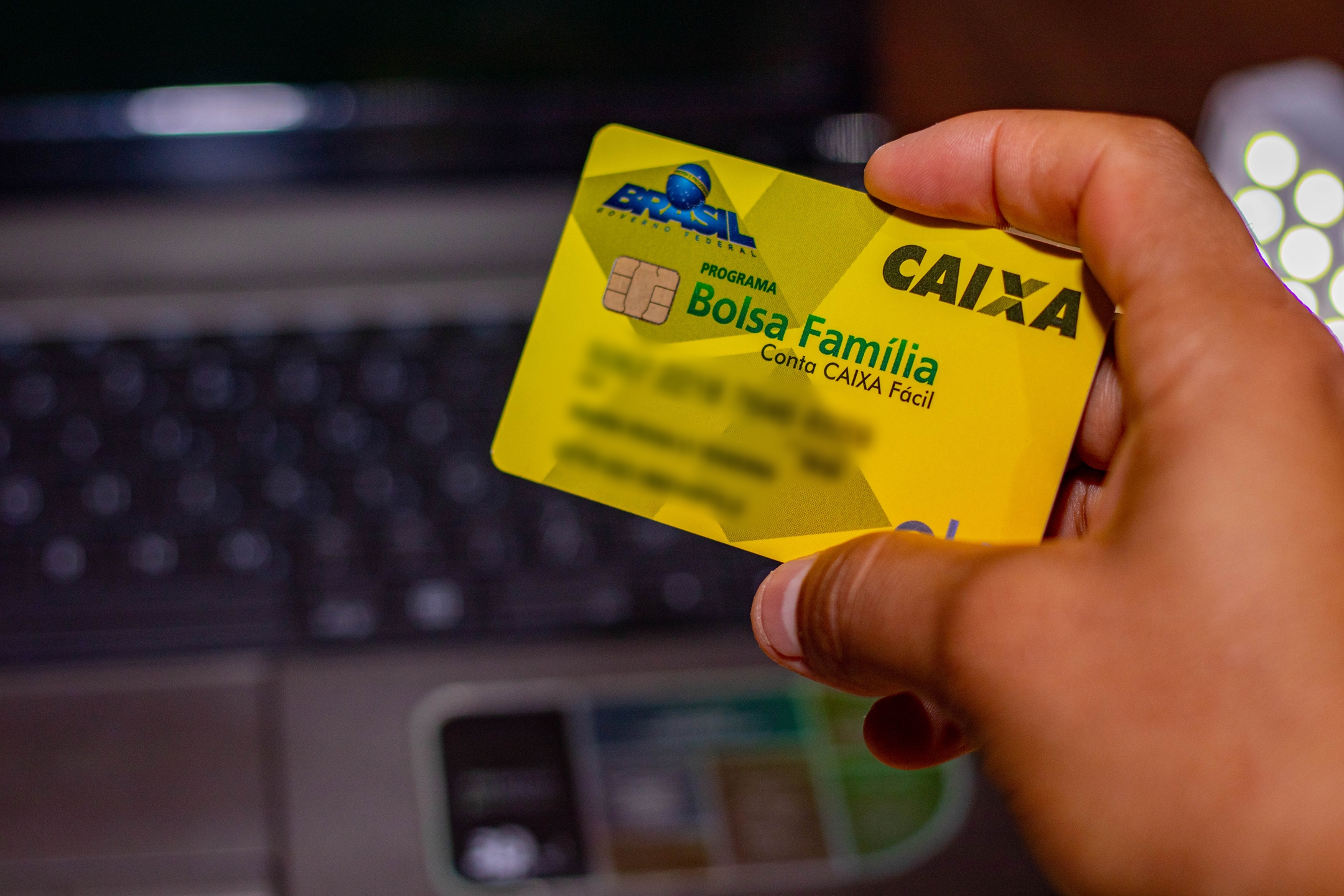  Pelajari cara membuka blokir kartu Bolsa Família Anda menggunakan ponsel Anda.