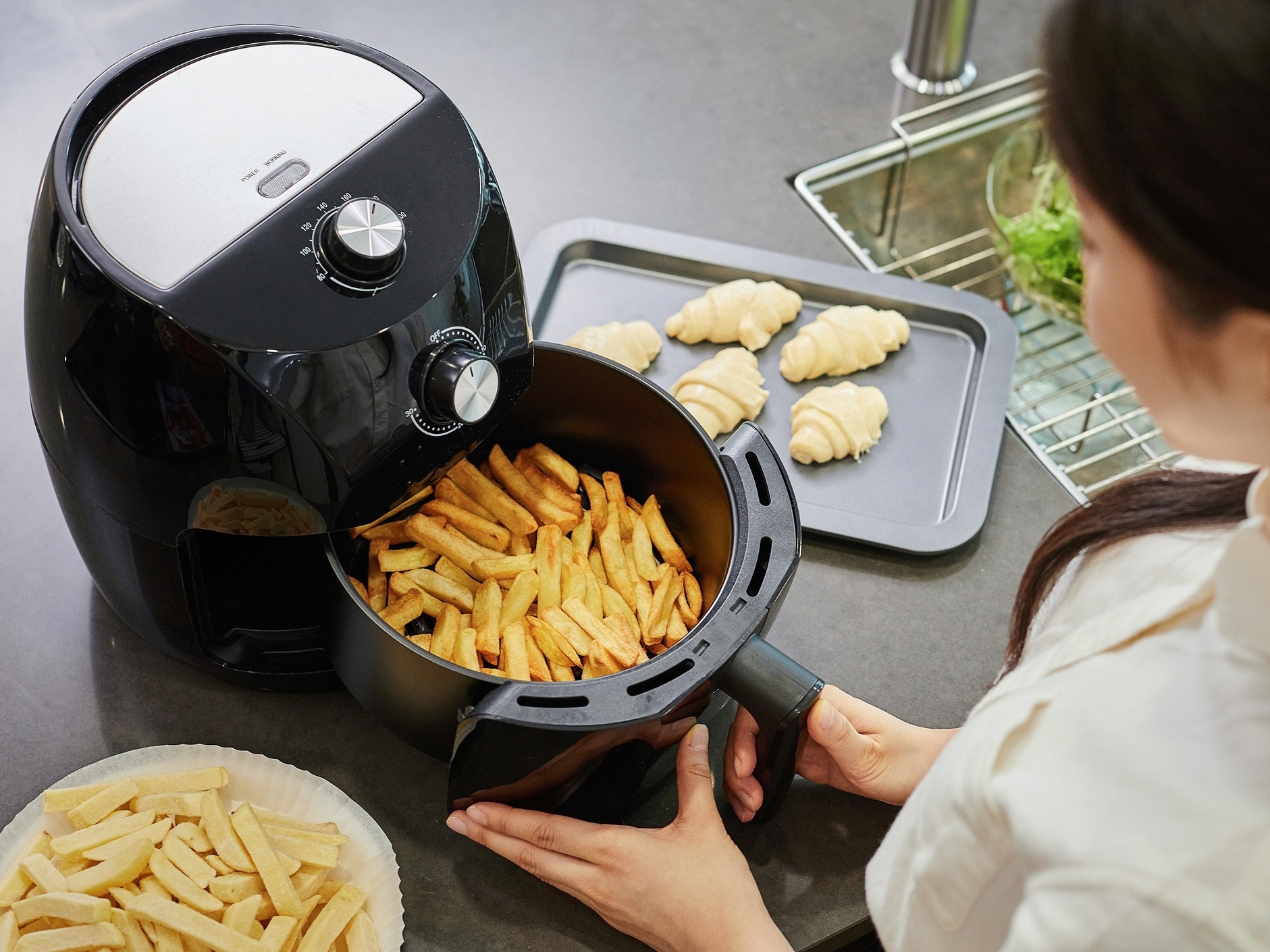 Alertă în bucătărie: De ce poate fi periculos să faci floricele de porumb în friteuza cu aer?