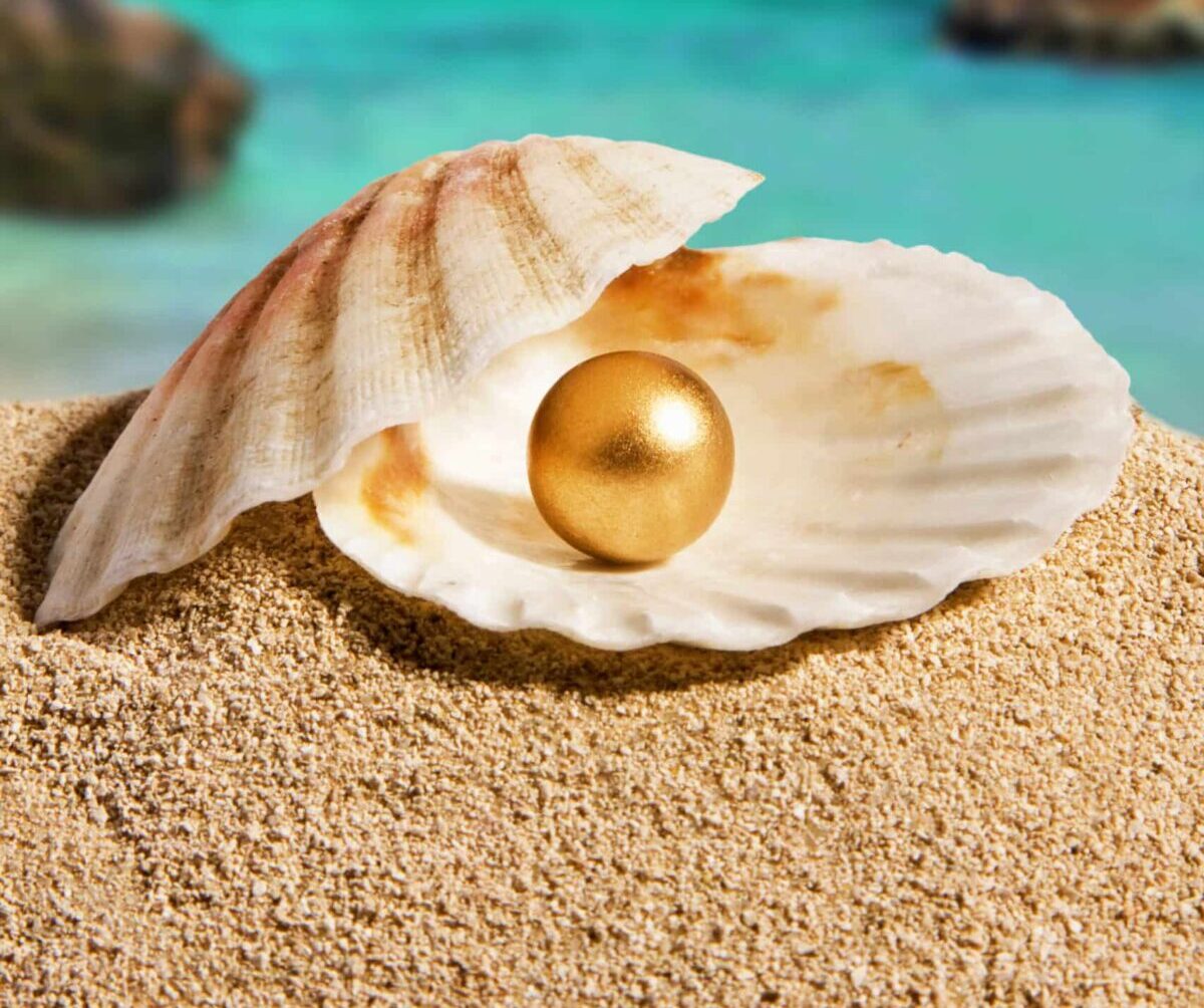  Golden Pearl: The Precious and Mysterious Treasure of the Deep Sea!