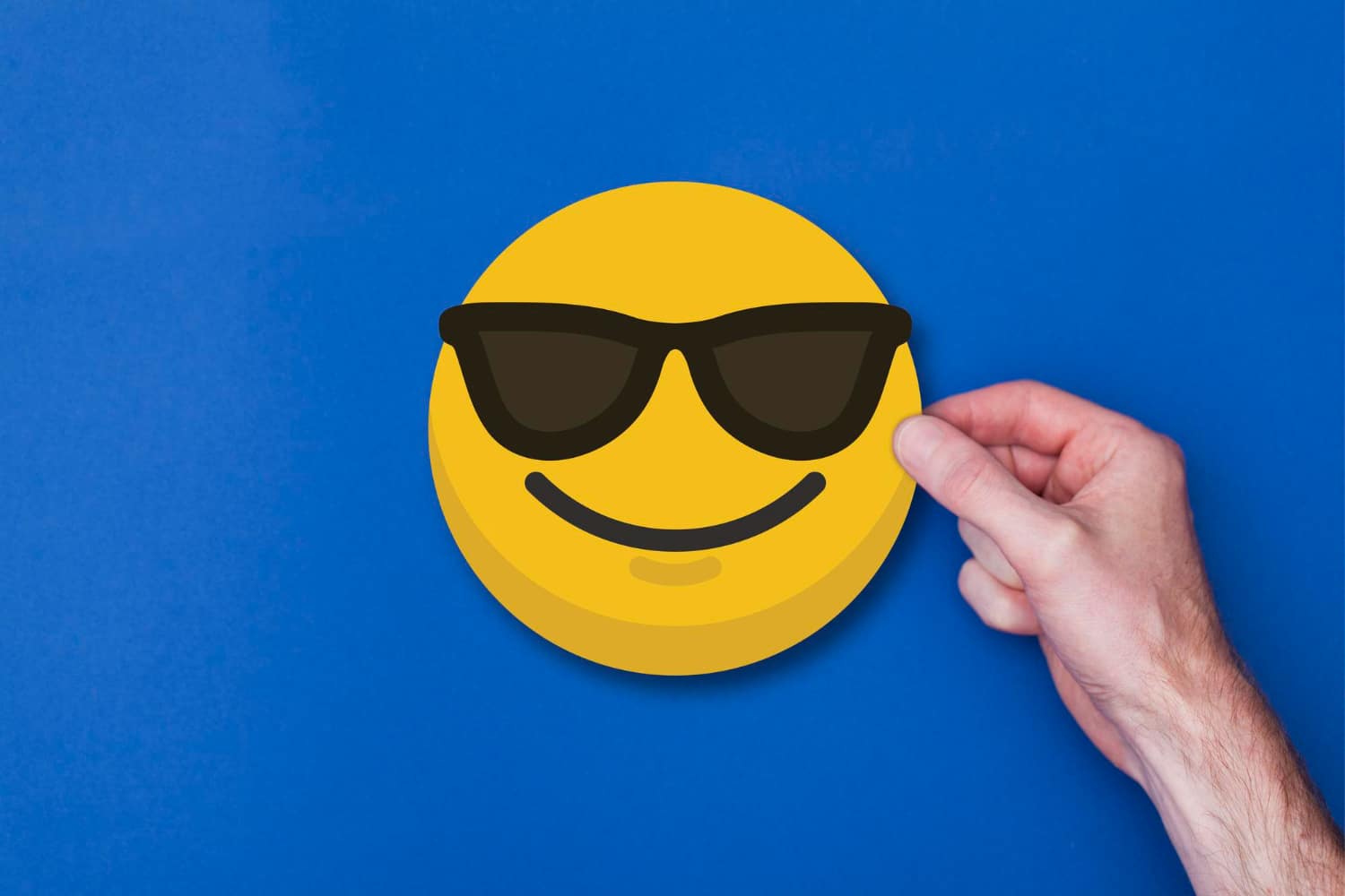  Emojis: Lerne die wahre Bedeutung des Emojis, das mit Sonnenbrille lächelt
