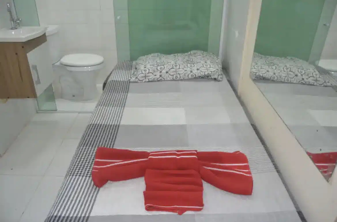  Badezimmer mit Bett im Inneren wird als "Suite" auf Airbnb vermietet