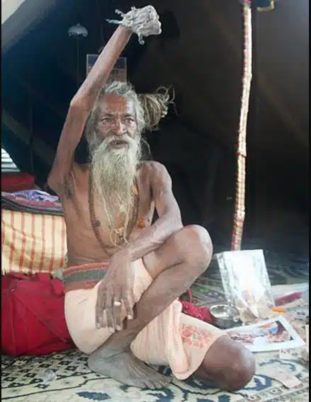 Uskomatonta päättäväisyyttä: Intialaismies on pitänyt kätensä pystyssä yli 40 vuotta!