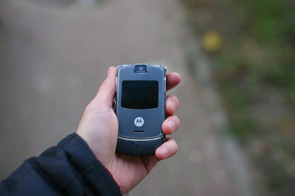  Yeni V3 mü? Motorola, 2004 yılında hit olan ünlü renkli modelden esinlenen akıllı telefonunu piyasaya sürecek